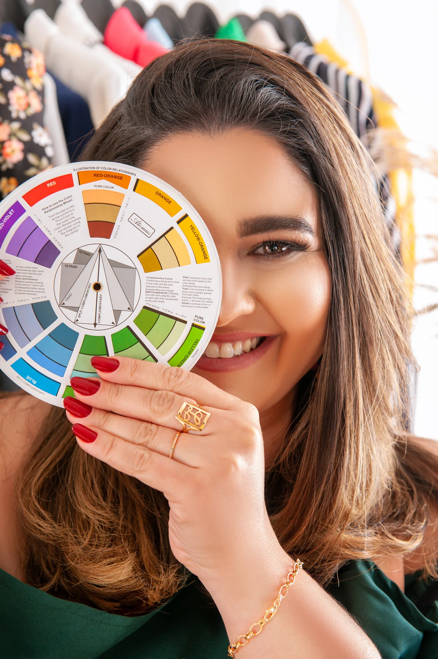 Consultora de coloração pessoal com a cartela de cores diante do rosto